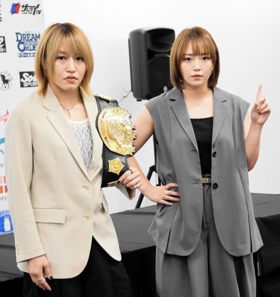 　ＩＷＧＰ女子選手権の調印式に臨んだ朱里（左）、Ｓａｒｅｅｅ