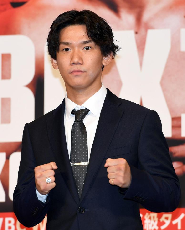 　ファイティングポーズを取る高見亨介（撮影・佐藤厚）