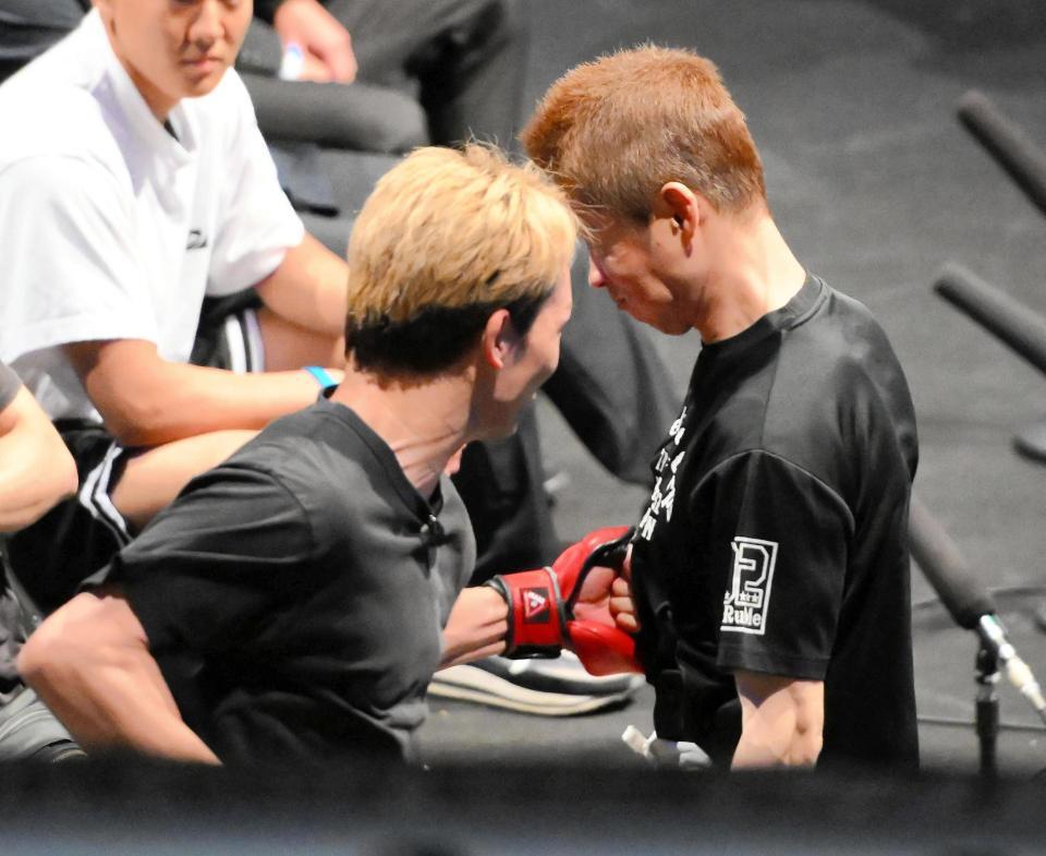 　朝倉未来（左）のパンチを受ける草場健氏楼（右）