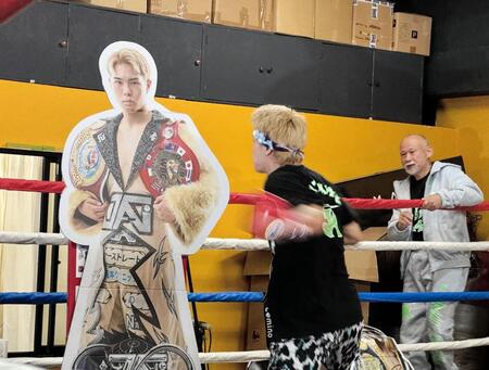 　「過去の自分とスパーリングする」と宣言し、自身の等身大パネルをボコボコにする佐々木尽