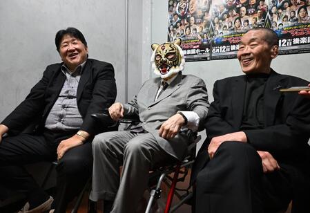 　左から前田日明、初代タイガーマスク、藤原喜明