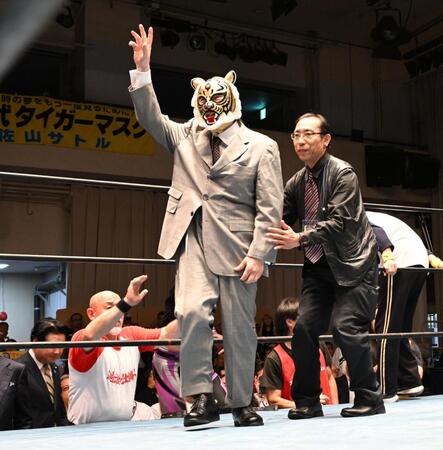 　リングに上がる初代タイガーマスク
