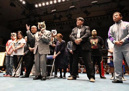 　挨拶をするリングに上がる初代タイガーマスク