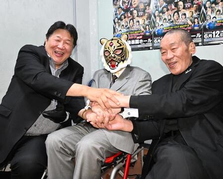 　握手を交わす左から前田日明、初代タイガーマスク、藤原喜明