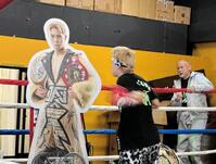 　「過去の自分とスパーリングする」と宣言し、自身の等身大パネルをボコボコにする佐々木尽