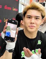 　今月２日に所属ジムの玄関に出現したという白ヘビの画像を見せる佐々木尽