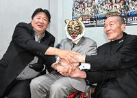 　握手を交わす左から前田日明、初代タイガーマスク、藤原喜明