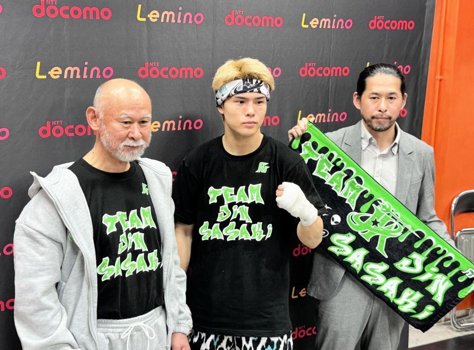 　佐々木尽（中央）