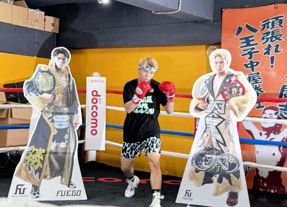 　「過去の自分とスパーリングする」と宣言し、自身の等身大パネル２体をリング上に運び込んだ佐々木尽