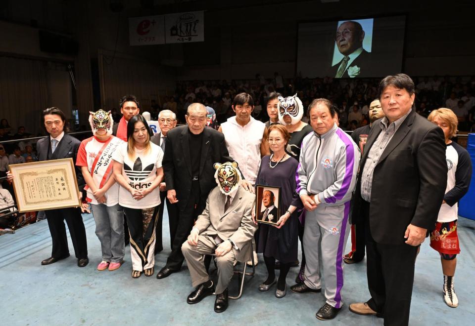 　写真におさまる初代タイガーマスク（中）