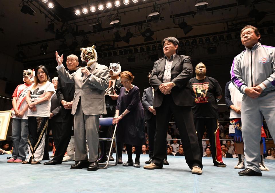　挨拶をするリングに上がる初代タイガーマスク