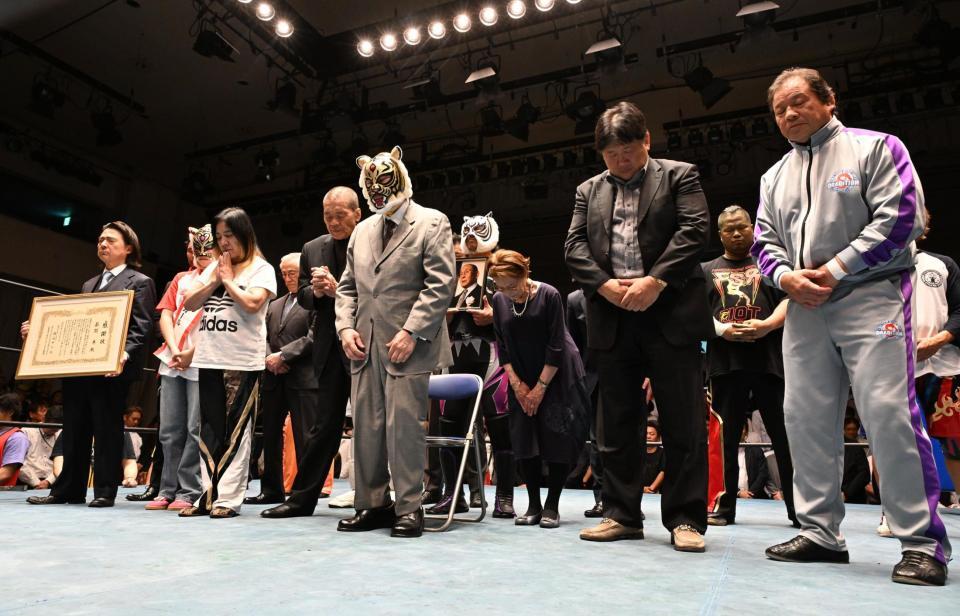 　故・新間寿氏に黙祷をささげる初代タイガーマスク（中）ら