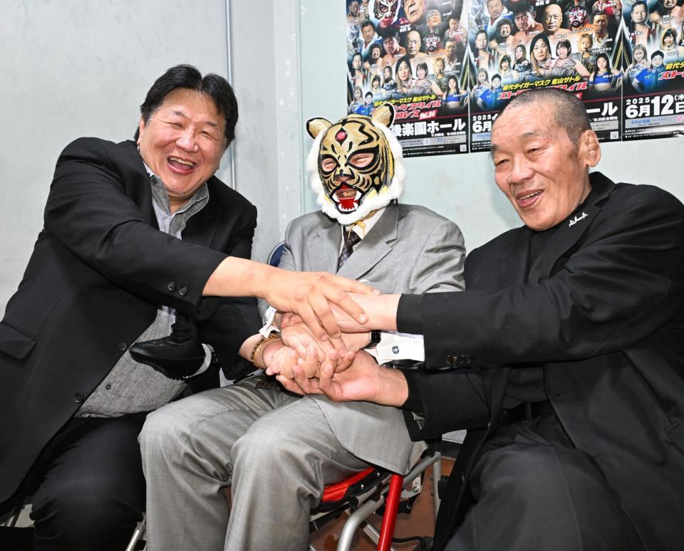 　握手を交わす左から前田日明、初代タイガーマスク、藤原喜明
