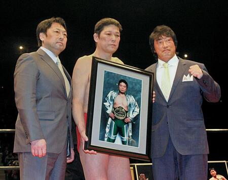 　（左より）川田利明、田上明、小橋建太、そして遺影の故三沢光晴さんでリングで再会した四天王＝２０１３年１２月
