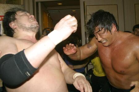 　場外で三沢に逆水平チョップを見舞う小橋（右）＝２００８年２月