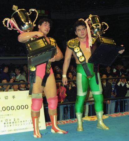 　世界最強タッグを制覇した三沢（右）と小橋（９３年１２月３日）