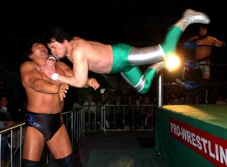 　小橋健太にエルボースイシーダを放つ三沢光晴＝２００３年４月８日