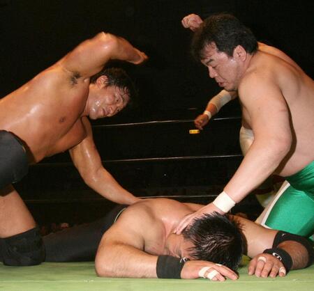 　小橋（左端）は三沢と一緒に井上を攻め立てる＝２００８年５月