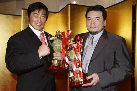 　年間最高試合賞を受賞した小橋（左）と三沢＝２００７年１２月