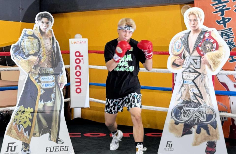 　「過去の自分とスパーリングする」と宣言し、自身の等身大パネル２体をリング上に運び込んだ佐々木尽