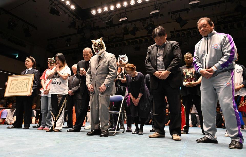 　故・新間寿氏に黙祷をささげる初代タイガーマスク（中）ら