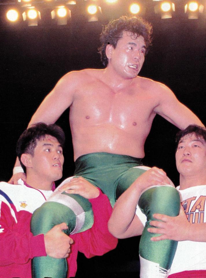 　左眼窩底骨折を乗り越え春の祭典初制覇。小橋（右）と秋山（左）に担がれ祝福される三沢