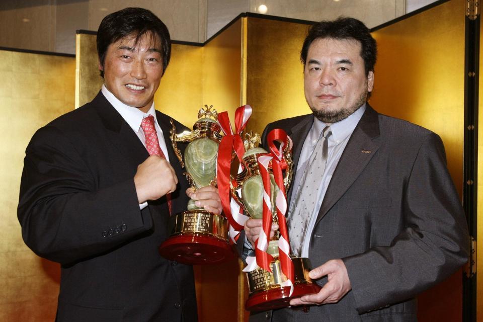 　年間最高試合賞を受賞した小橋（左）と三沢＝２００７年１２月