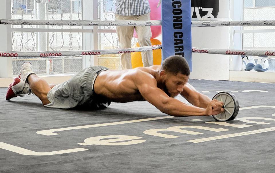 　公開練習でキレキレのパフォーマンスを披露した王者ブライアン・ノーマン。３分間ぶっ続けで腹筋ローラー器具を使ってトレーニングしていた。