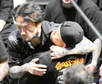 　悪魔王子（手前）と乱闘する瓜田純士（奥）