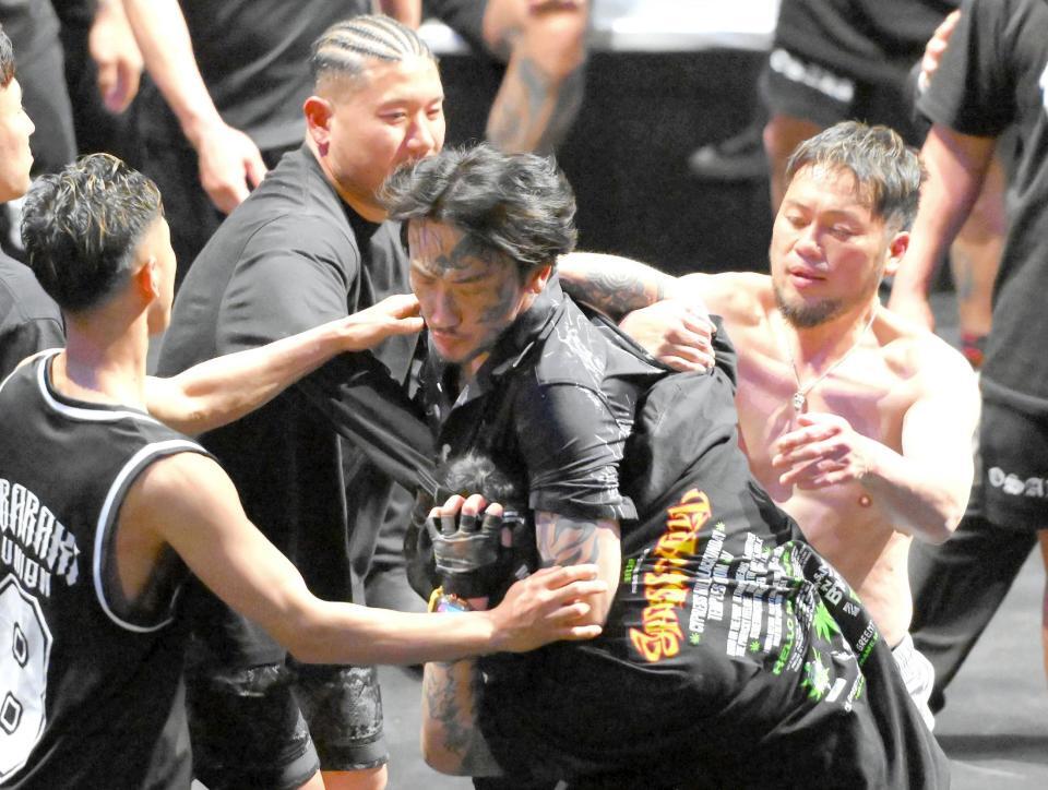 　乱闘する瓜田純士（中央）