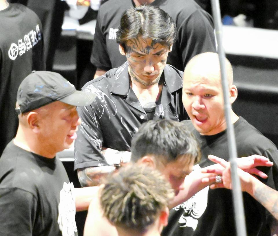 　茨城チームをにらみつける瓜田純士