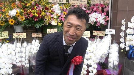 　自身が開設したジムの前でけがの告白をする内藤大助氏