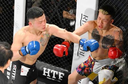 　じゅん坊（右）にパンチを浴びせる竜（左）