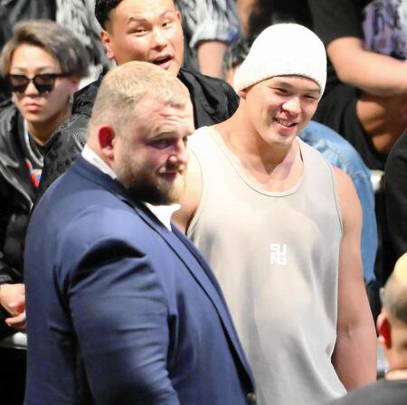 【写真】「デッカ！」「マジか」ＢＤに衝撃　大相撲の元大関が電撃参戦　朝倉未来と固く握手