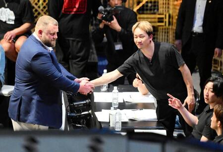 　朝倉未来（右）と握手を交わす元大関把瑠都（左）