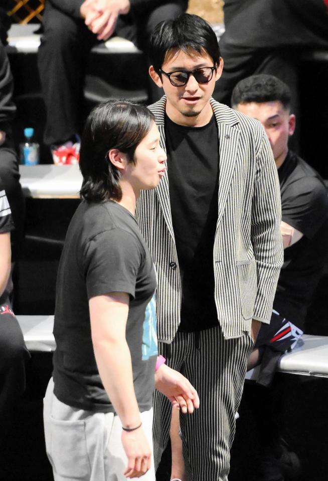 　アマリザ（手前）と対戦が決まった啓之輔（奥）