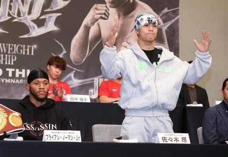 　ブライアン・ノーマンＪｒ．（左）と対戦する佐々木尽（撮影・金田祐二）