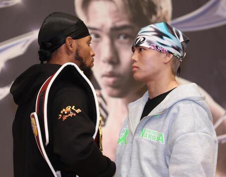 　試合前から気合が入るブライアン・ノーマンＪｒ．（左）と佐々木尽（撮影・金田祐二）