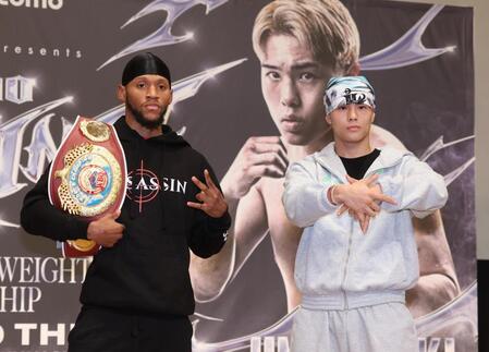 　会見を終えポーズをきめるブライアン・ノーマンＪｒ．（左）と佐々木尽（撮影・金田祐二）