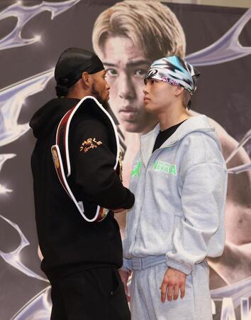 　試合前から気合が入るブライアン・ノーマンＪｒ．（左）と佐々木尽（撮影・金田祐二）