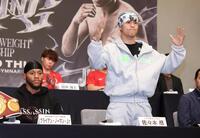 　ブライアン・ノーマンＪｒ．（左）と対戦する佐々木尽（撮影・金田祐二）