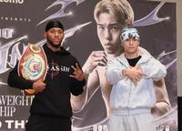 　会見を終えポーズをきめるブライアン・ノーマンＪｒ．（左）と佐々木尽（撮影・金田祐二）