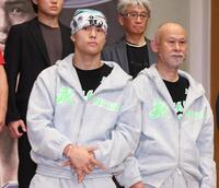 　佐々木尽と中屋廣隆チーフトレーナー（撮影・金田祐二）