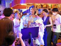 　ビールを片手にファンと交流する棚橋弘至