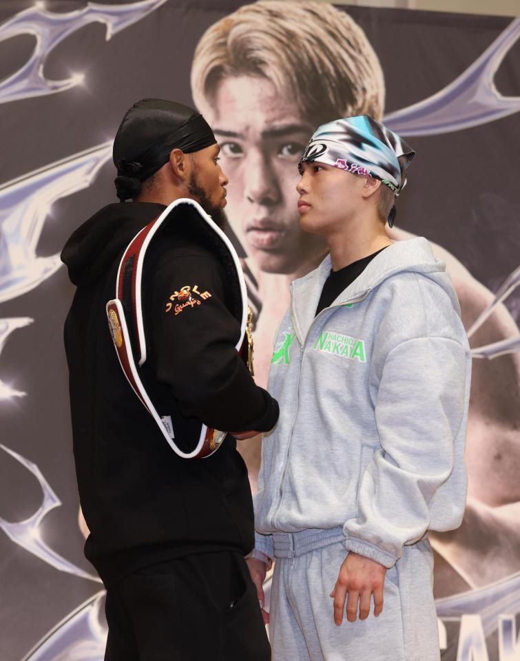 　試合前から気合が入るブライアン・ノーマンＪｒ．（左）と佐々木尽（撮影・金田祐二）