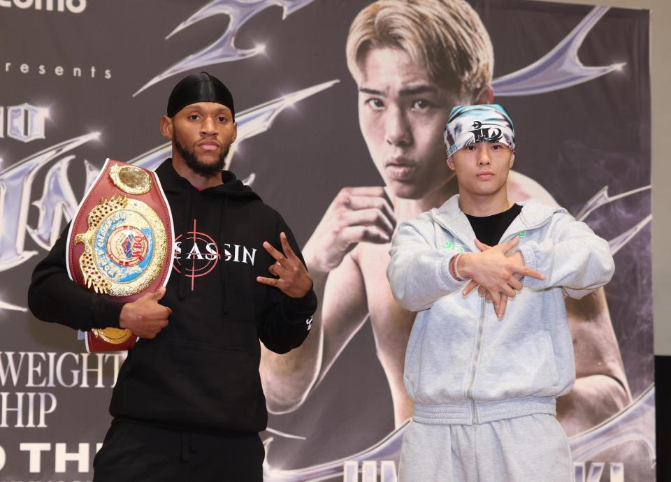 　会見を終えポーズをきめるブライアン・ノーマンＪｒ．（左）と佐々木尽（撮影・金田祐二）