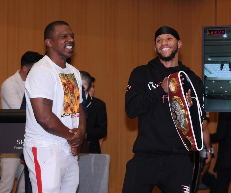 　父・ブライアン・ノーマン・シニアトレーナーと笑顔のブライアン・ノーマンＪｒ．（撮影・金田祐二）