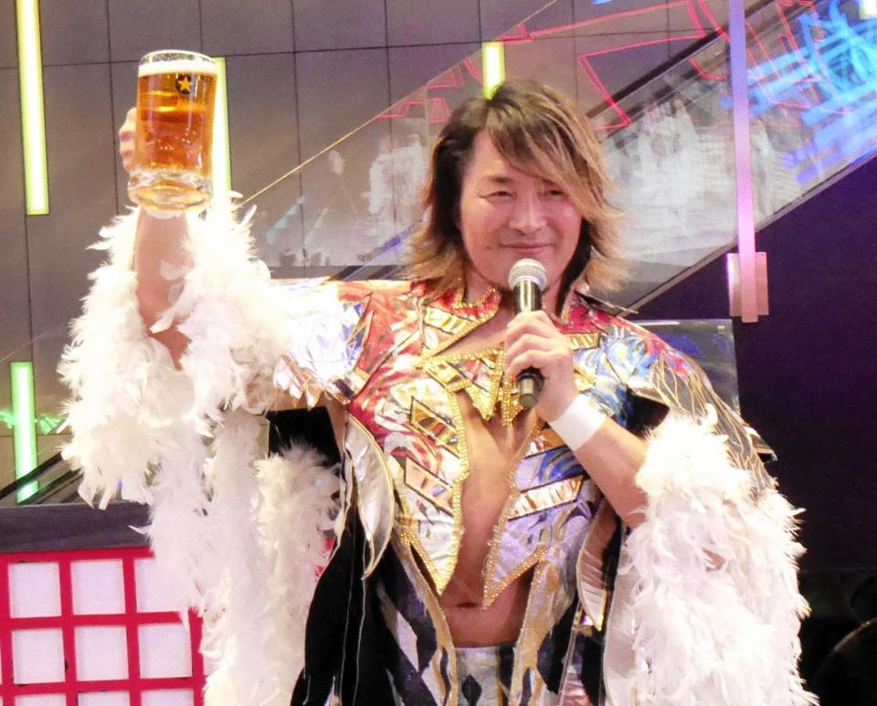 　ファンを前に乾杯の音頭を取る棚橋弘至