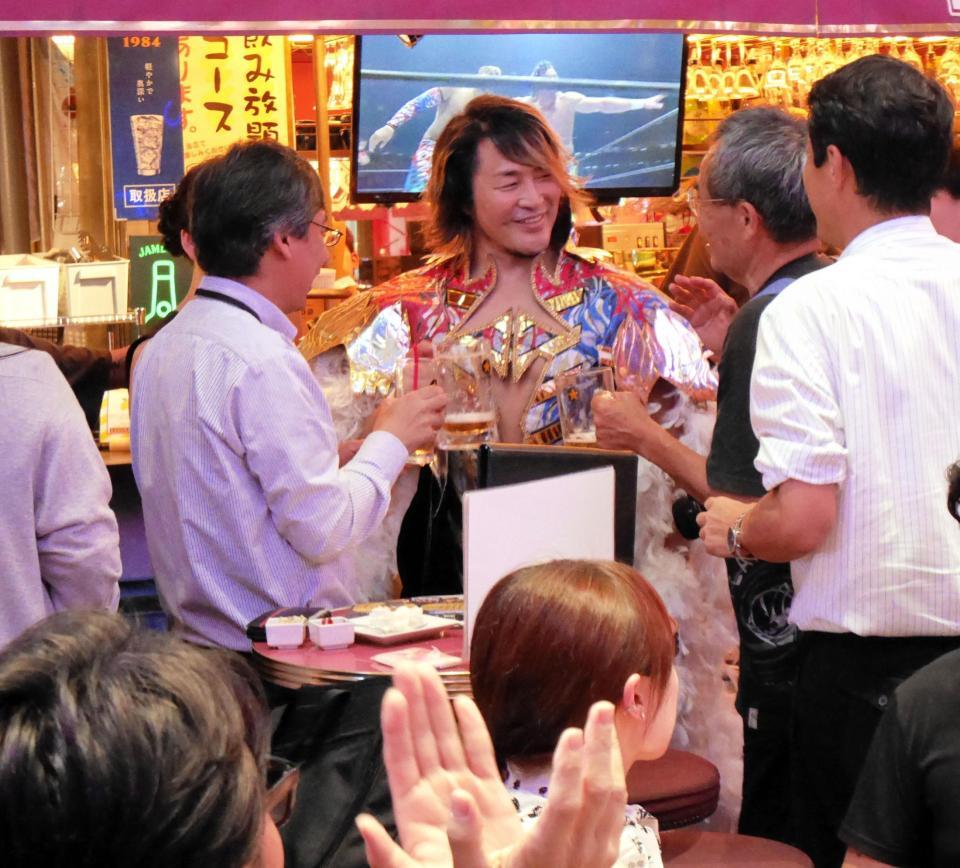 　ビールを片手にファンと交流する棚橋弘至