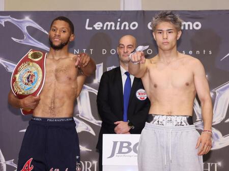 前日計量に臨むブライアン・ノーマン（左）と佐々木尽＝横浜ベイシェラトン（撮影・石井剣太郎）